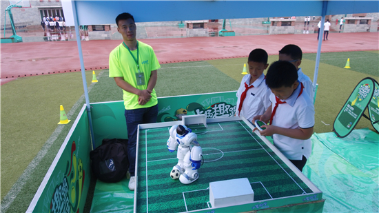 精准执裁｜足球裁判员入驻2025人形机器人运动会足球实训基地(图1)