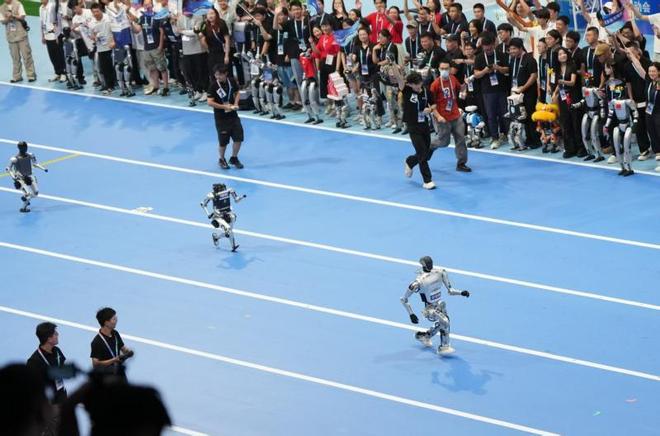 智竞向未来！全球首个人形机器人运动会开幕式亮点炸眼｜机器人发展看北京(图5)