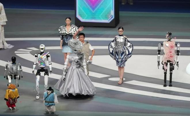 智竞向未来！全球首个人形机器人运动会开幕式亮点炸眼｜机器人发展看北京(图2)