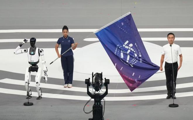 智竞向未来！全球首个人形机器人运动会开幕式亮点炸眼｜机器人发展看北京(图4)