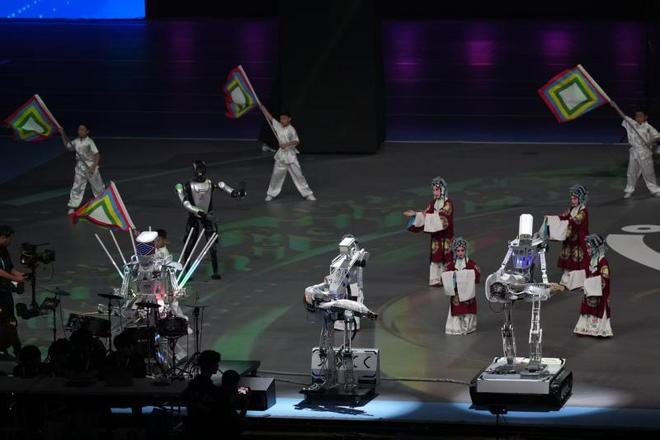 智竞向未来！全球首个人形机器人运动会开幕式亮点炸眼｜机器人发展看北京(图1)