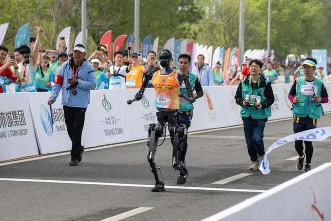 全球首个人形机器人运动会正式开幕！(图1)