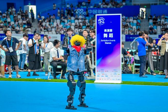 从实验室到竞技场：钢铁舞者的 “出道记”(图1)