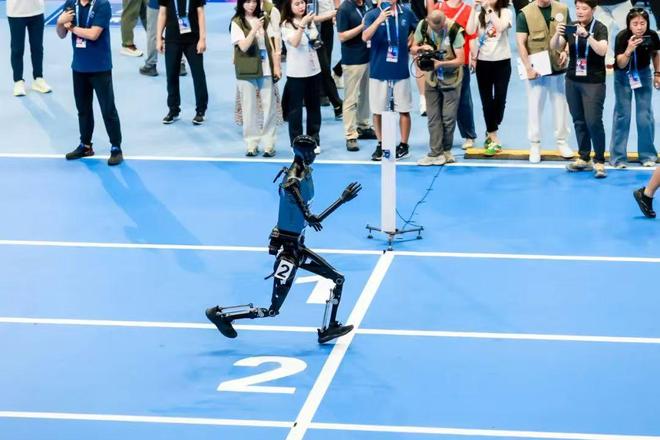 专访北京人形机器人创新中心唐剑：人形机器人产业落地必须“全自主”(图2)