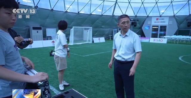 机器人足球赛夺冠秘籍大揭秘：虚拟球场练眼力 跷跷板上找平衡……(图2)