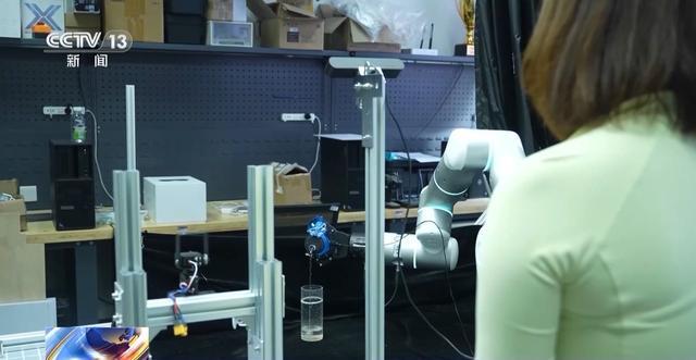 机器人足球赛夺冠秘籍大揭秘：虚拟球场练眼力 跷跷板上找平衡……(图18)