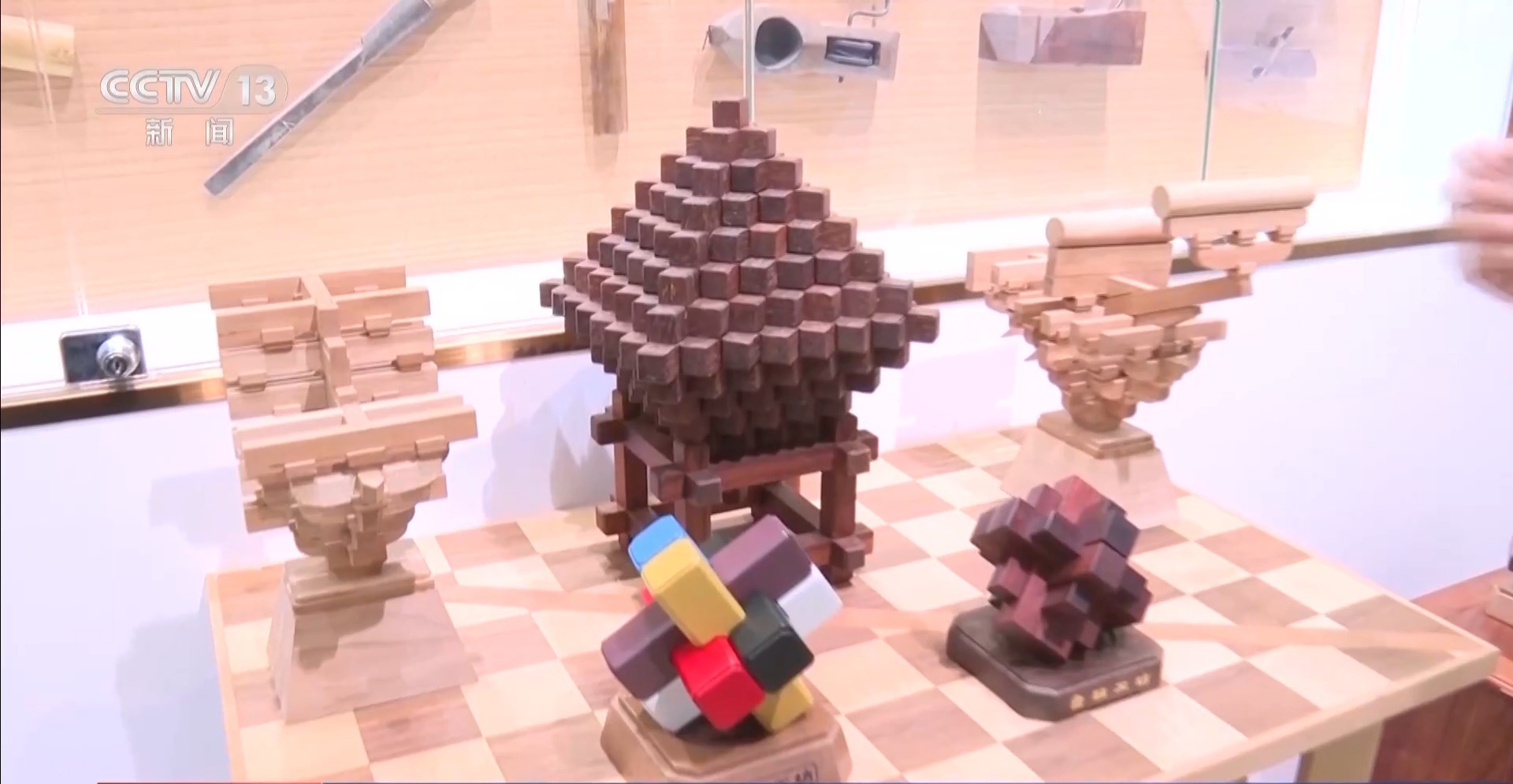 学开高铁、机器人教具、“隔空诊脉” 带你探秘鲁班工坊“技术驿站”(图2)