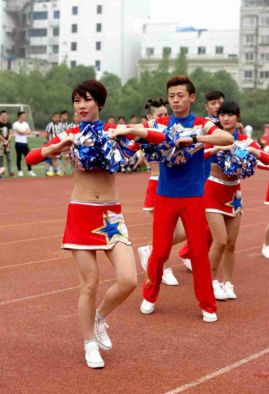 赛场边的“人气王”！韩国啦啦队员金泰琳凭实力圈粉无数(图1)