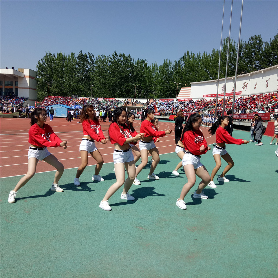 啦啦队女神张雅涵：从素人到明星的成长密码(图1)