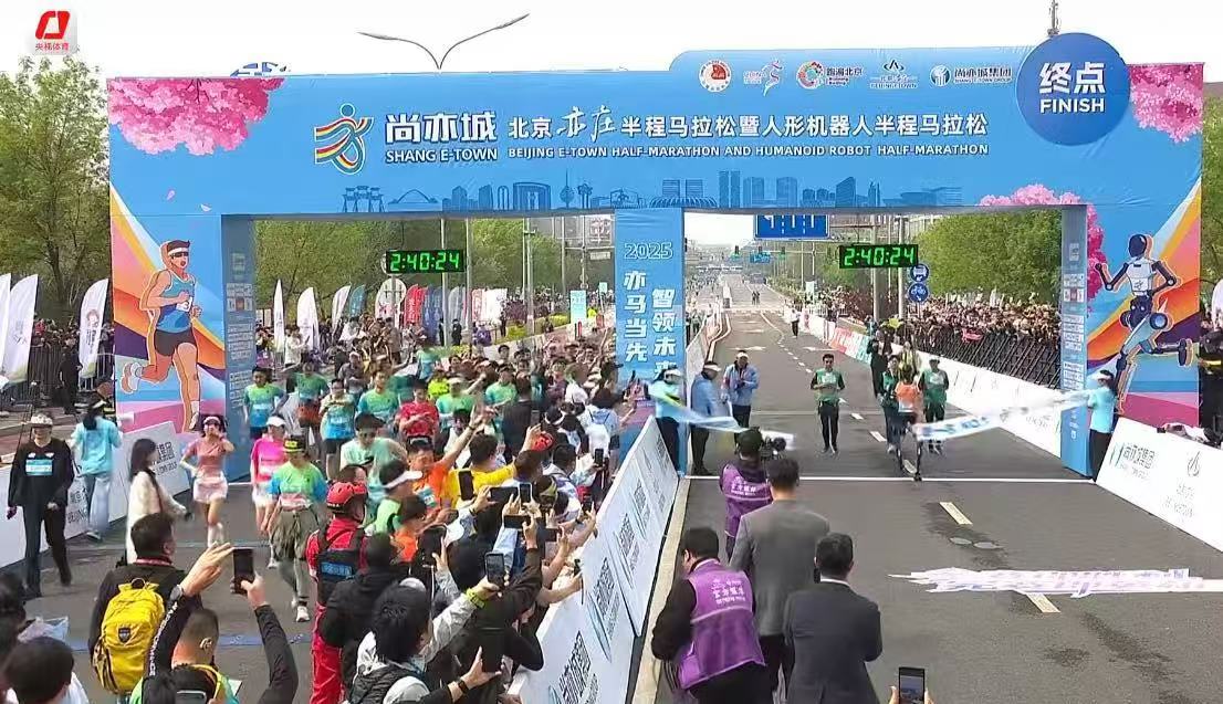 南财观察丨人形机器人“小考”：半马“跑得快”不是终点加速“长脑子”才能领跑(图2)