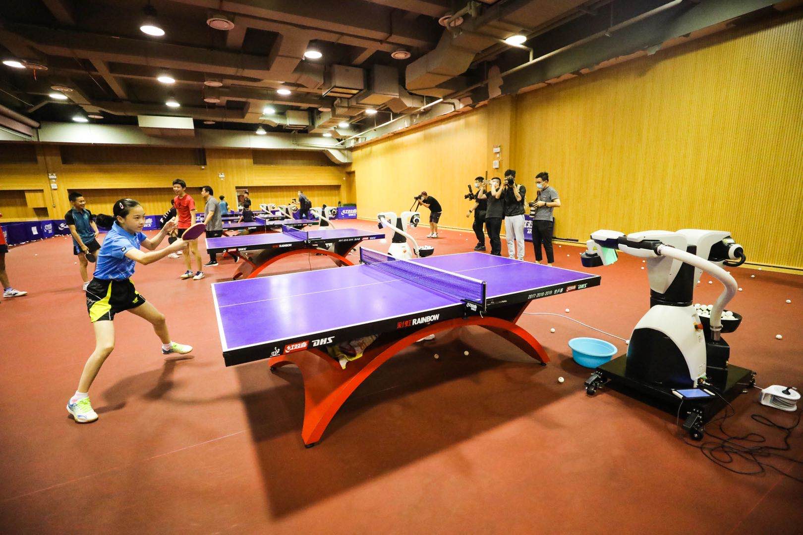 告别Demo和遥控器！现场直击加速进化T1 AI自主踢球(图1)