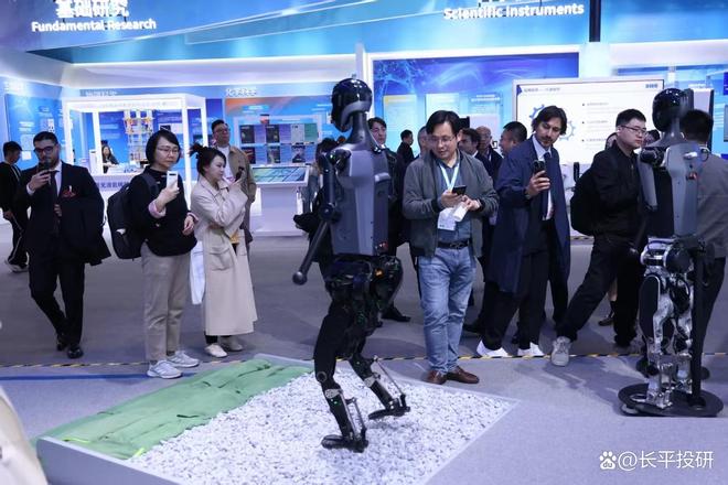 人形机器人运动会来了光跑步不行还得跳高跳远踢足球当分拣员(图1)