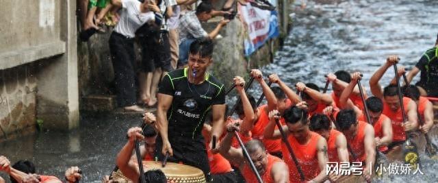 太搞笑了！辽宁队龙舟赛意外翻船评论区笑翻全场！(图1)