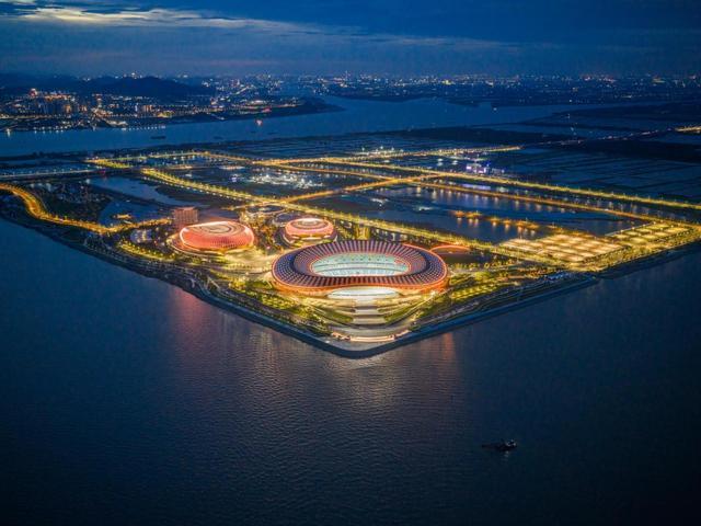 广东省足球超级联赛正赛开赛璀璨灯光点亮大湾区体育中心
