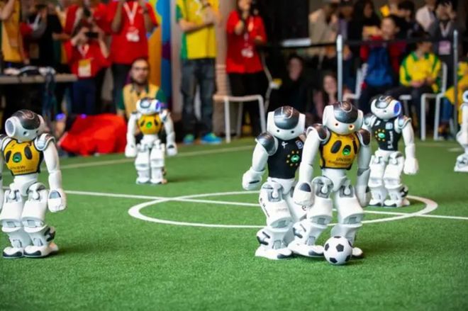 如果让RoboCup机器人训练男足出线的概率会不会大一点？(图1)