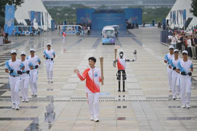 全球首个5G-A人形机器人火炬手？远远不止(图2)