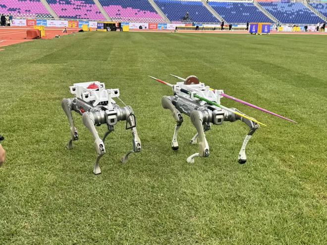 机器狗搬铁饼机器人跑百米十五运科技选手高级萌(图2)