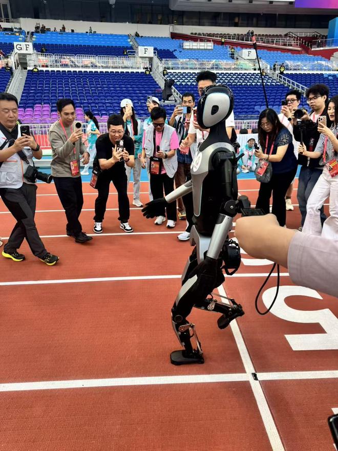 机器狗搬铁饼机器人跑百米十五运科技选手高级萌(图3)
