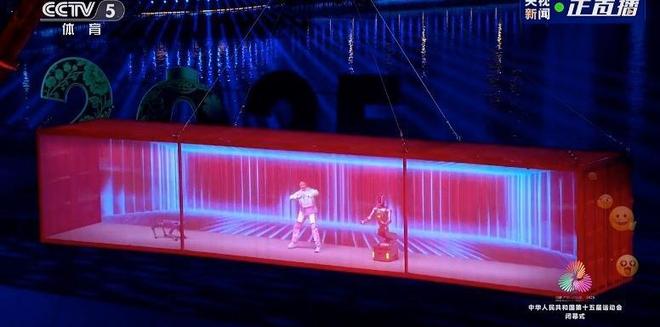 四台机器人搭档大湾鸡深圳全运会跳操引全场起立模仿(图1)