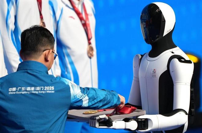 四台机器人搭档大湾鸡深圳全运会跳操引全场起立模仿(图8)