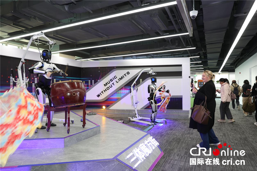 【2025打卡中国】“机器人总动员”走进现实！外国网红在郑州提前体验“未来已来”(图6)