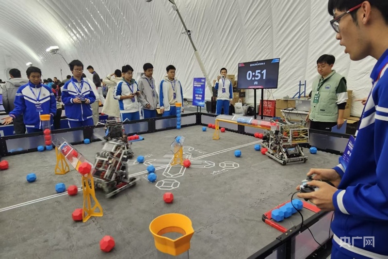 北京海淀举行青少年机器人科普竞技活动 当青少年遇到AI迸发出哪些新创想？(图3)