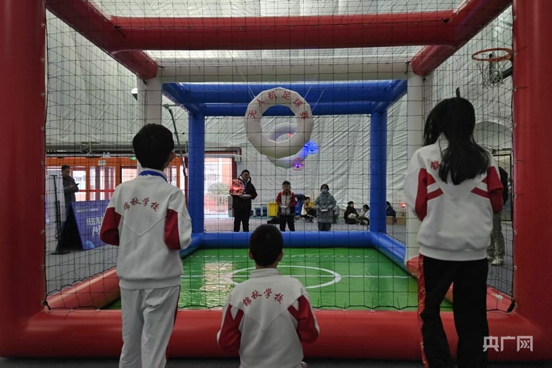 北京海淀举行青少年机器人科普竞技活动 当青少年遇到AI迸发出哪些新创想？(图1)