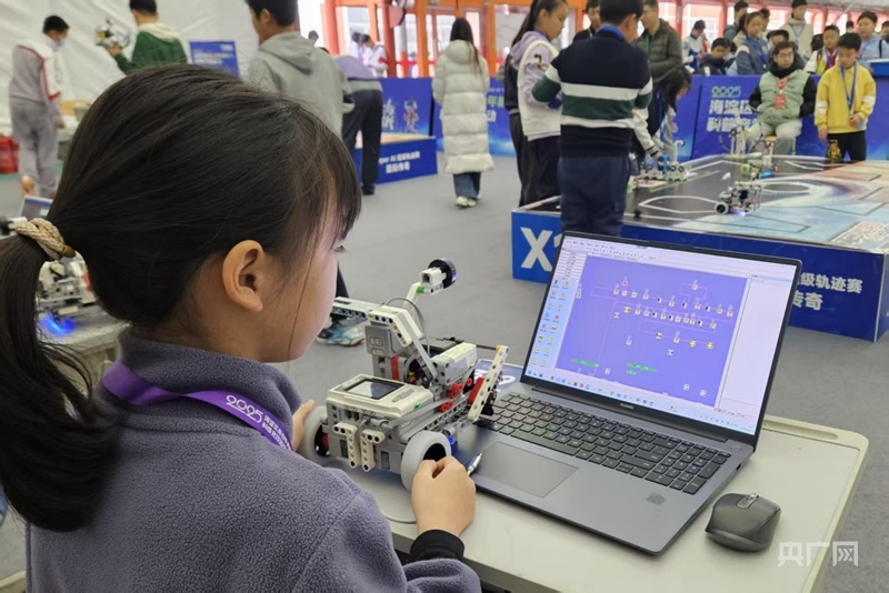 北京海淀举行青少年机器人科普竞技活动 当青少年遇到AI迸发出哪些新创想？(图4)