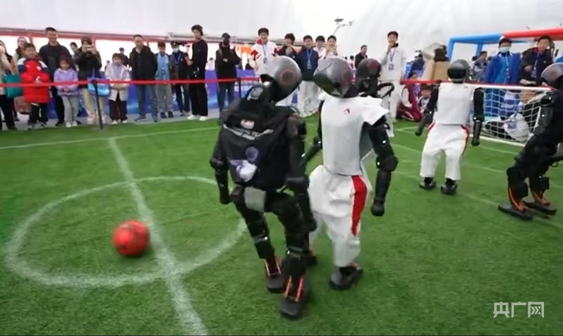 北京海淀举行青少年机器人科普竞技活动 当青少年遇到AI迸发出哪些新创想？(图2)