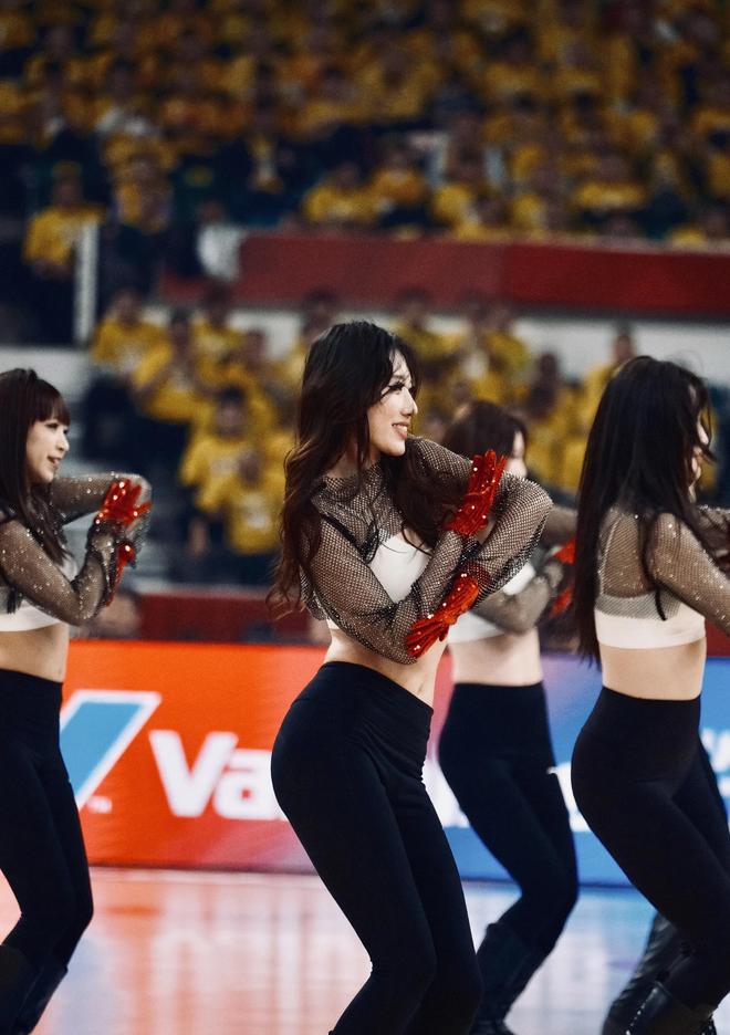 山西男篮主场封神！这支甜妹啦啦队才是赛场该有的样子(图1)