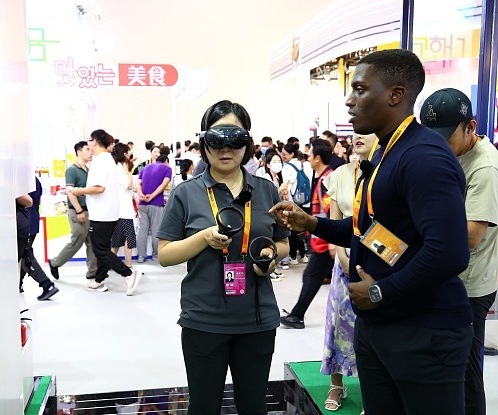 新华财经丨“单车”胜“赛车” 室内能“划船”——“AI+体育”让运动更有趣(图1)