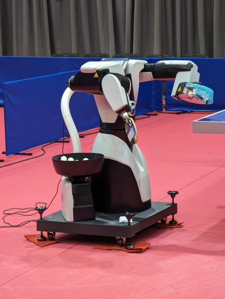 打造人形机器人“数智引擎”！青岛启用人形机器人数据采集训练场(图1)