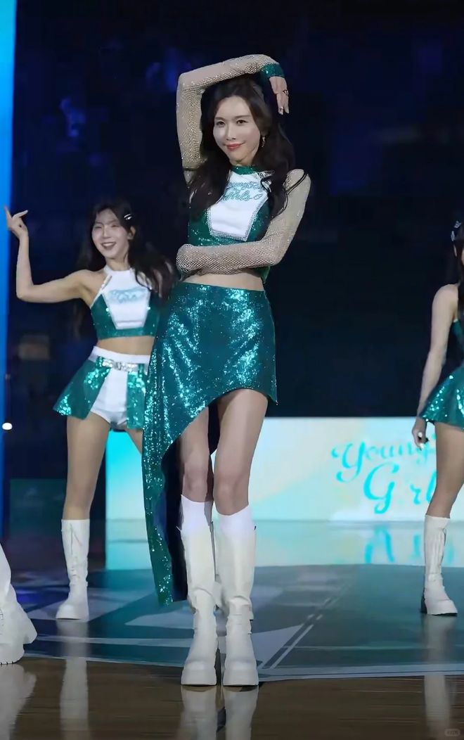 51岁林志玲穿绿色啦啦队服惊艳亮相！与青春少女同台热舞太美了(图1)