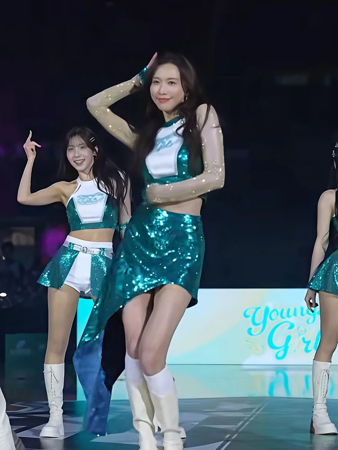 51岁林志玲穿绿色啦啦队服惊艳亮相！与青春少女同台热舞太美了(图4)
