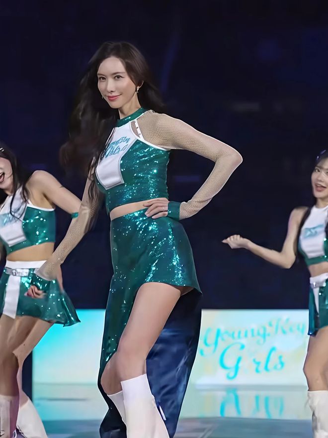 51岁林志玲穿绿色啦啦队服惊艳亮相！与青春少女同台热舞太美了(图5)