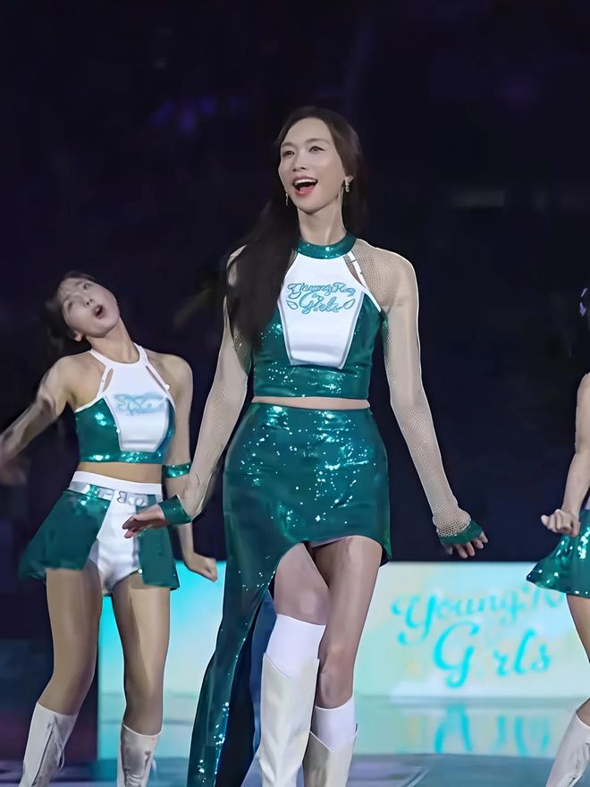 51岁林志玲穿绿色啦啦队服惊艳亮相！与青春少女同台热舞太美了(图6)