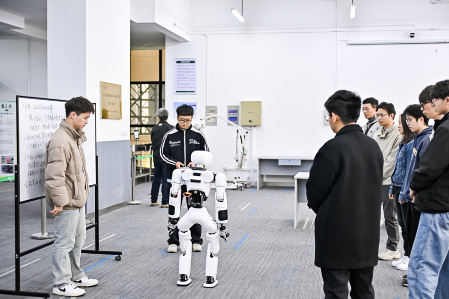 打工机器人在电影院正式“上班”！不用遥控器工作14小时不累(图1)