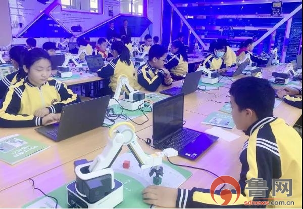 一线见闻 异构机器人雄安进“课堂”(图1)
