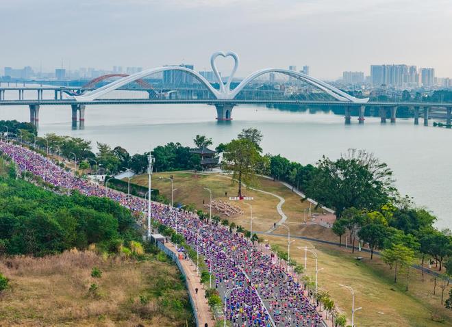 13000名跑者用脚步丈量“岭南名郡” TCL·2025惠州马拉松激情开跑(图1)