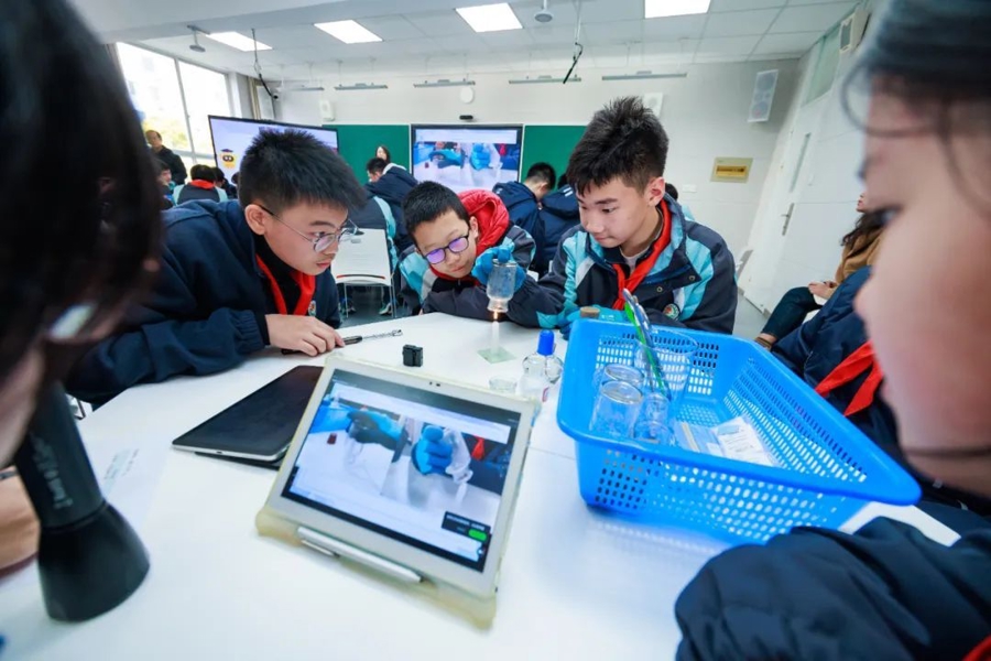 【上观新闻】当人工智能走进中小学课堂：上海校园发生了怎样的变化？(图2)