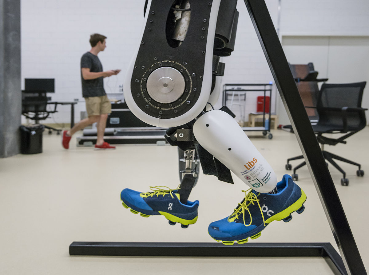 真实生产场景“搬进”大学校园首个具身智能机器人定向班将开班(图1)