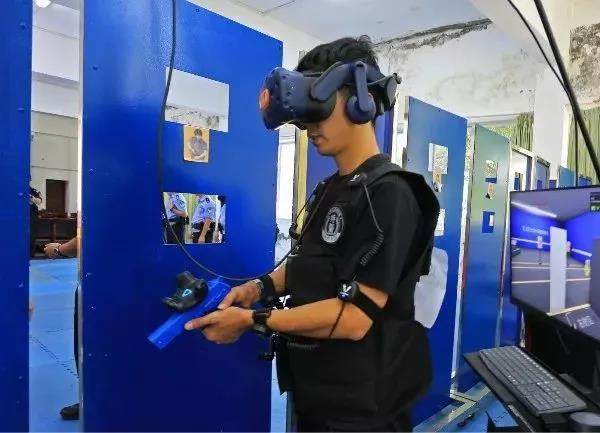 当手枪遇上狙击枪：中国女特警的神级补枪如何改写战术规则？(图1)