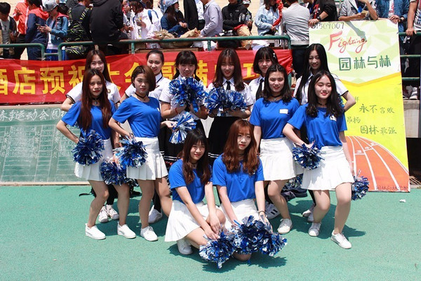 哈利伯顿带娇妻度假签下26亿肥约养伤娇妻颜值出众25岁人生赢家(图1)