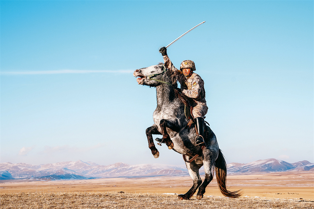 军营观察丨马蹄声声踏碎高原冰雪(图1)