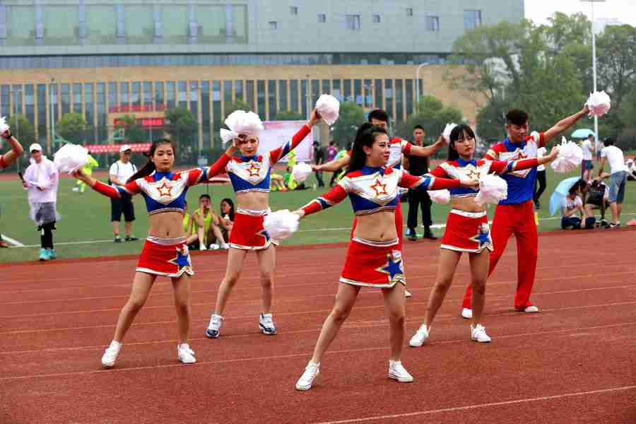 中国赴阿卜耶伊维和直升机分队欢度春节(图1)