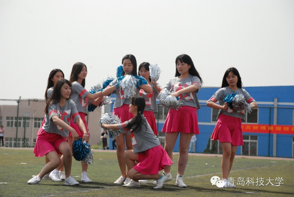 足球场啦啦队美女身上画颜料(图1)