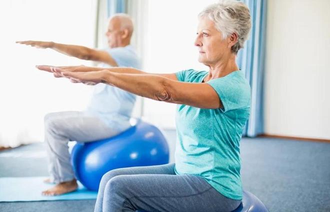 人活多久看走路就知道？寿命短的人走路一般会出现这7个特征