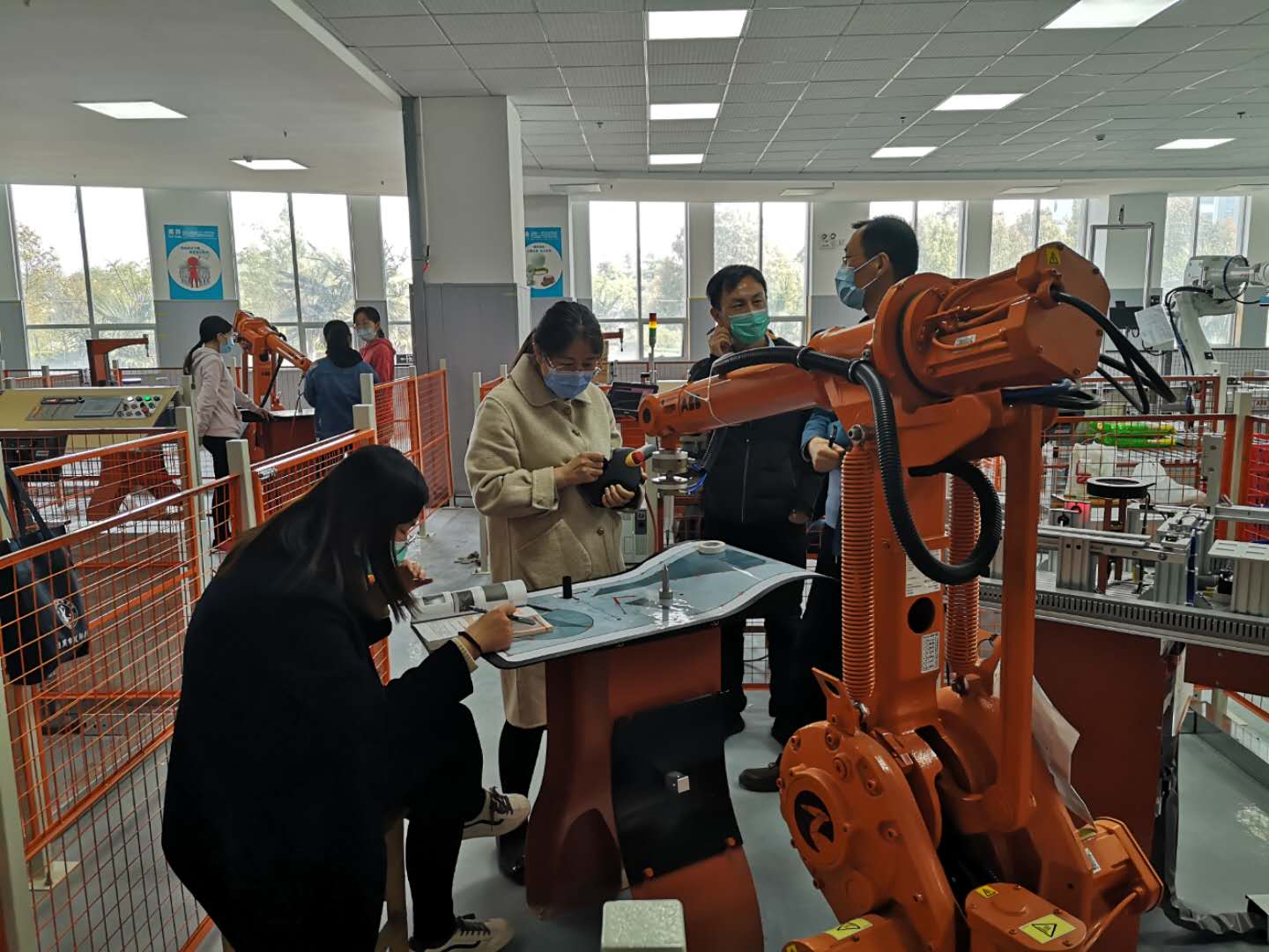 在北京人形机器人数据基地 一个机器人如何学会“洗水果”？(图1)