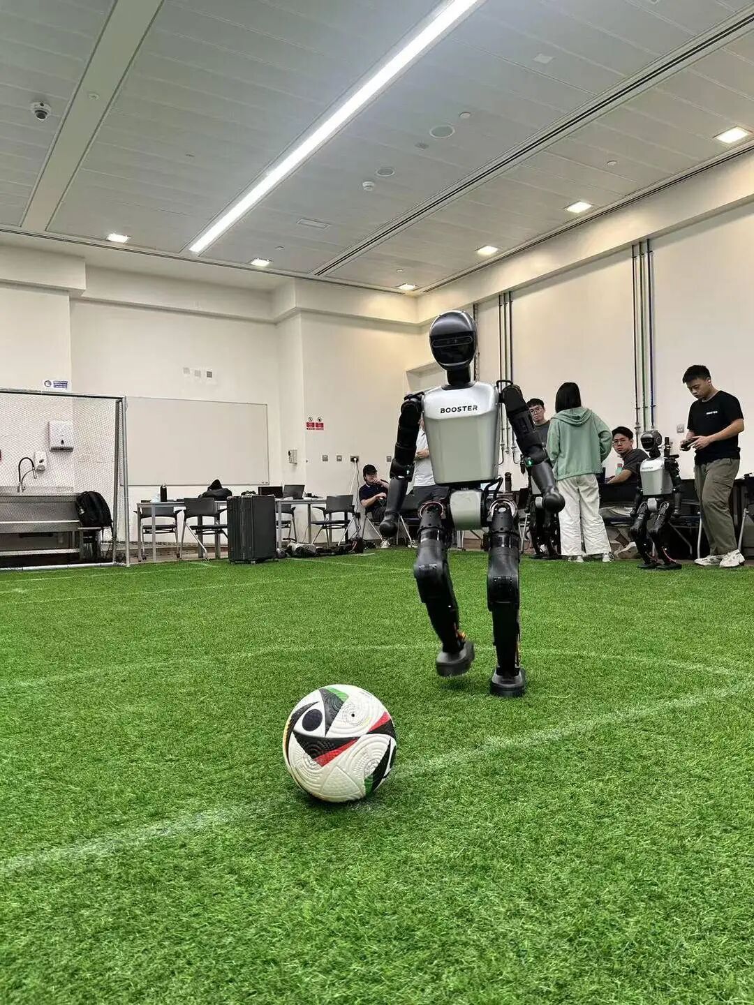 《辽宁日报》专访机器人足球赛冠军战队指导教师：我们为什么要训练机器人踢足球？(图2)