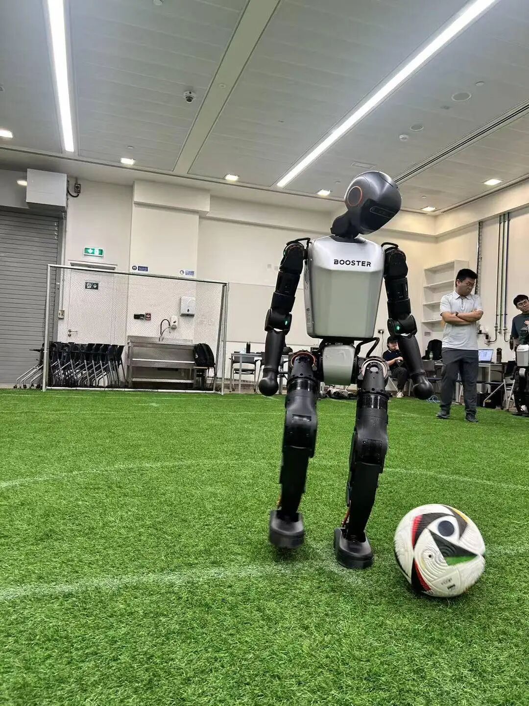 《辽宁日报》专访机器人足球赛冠军战队指导教师：我们为什么要训练机器人踢足球？(图3)